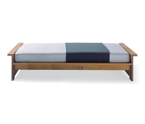 Moonwalker solid wood bed | Beds | Richard Lampert