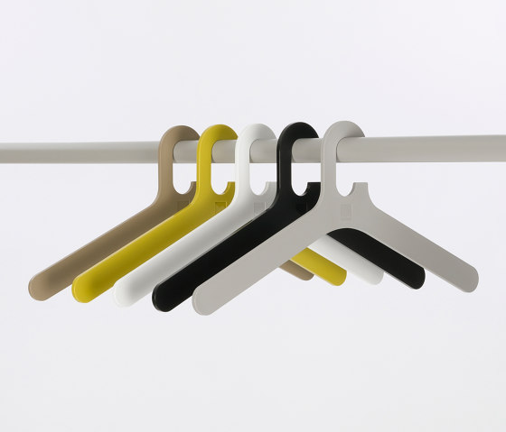 Pole coat hanger | Perchas | Cascando