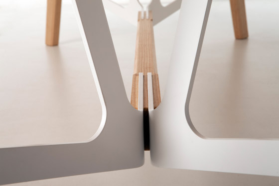 Stammtisch oval table, solid wood tabletop | Esstische | Quodes