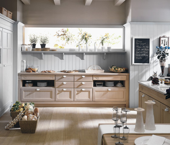 Gregal Pearl Gray rustic fitted kitchen in oak | Cucine parete | DOCA