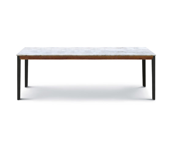 Hug Tisch - Version mit Tischplatte aus Carrara-Marmor und Nussbaum-Canalettoprofilen | Esstische | ARFLEX