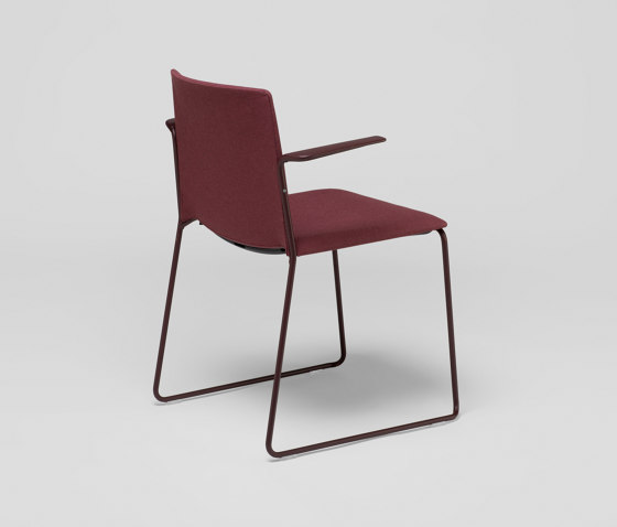 Stuhl Ema mit Kufengestell und geschlossener Rückenlehne und Armlehnen | Stühle | ENEA
