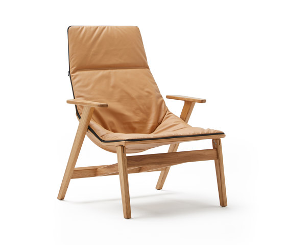 Ace lounge with wooden base & armrest | Fauteuils | viccarbe