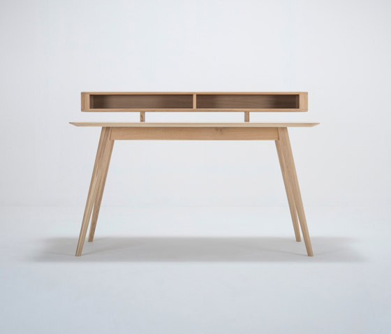 Stafa desk with shelf | 140x80 | Schreibtische | Gazzda