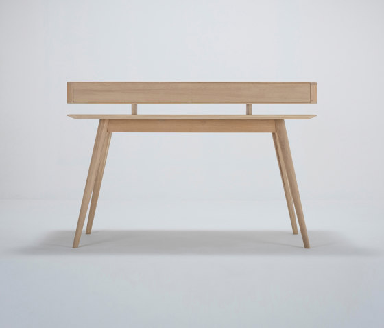 Stafa desk with shelf | 140x80 | Escritorios | Gazzda
