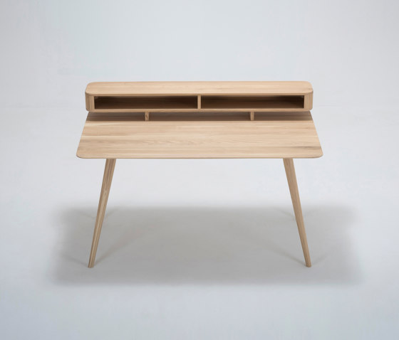 Stafa desk with shelf | 140x80 | Schreibtische | Gazzda