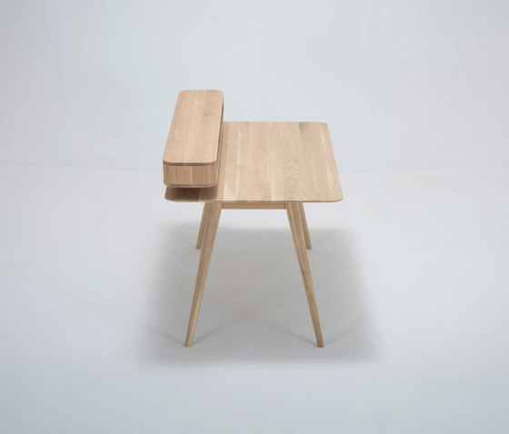 Stafa desk with shelf | 140x80 | Escritorios | Gazzda