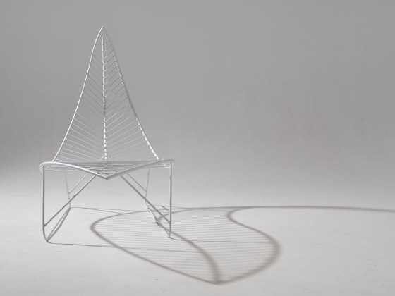 Leaf Chair on Base stand | Bains de soleil | Studio Stirling