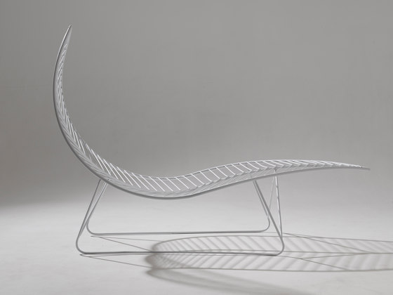 Leaf Chair on Base stand | Bains de soleil | Studio Stirling
