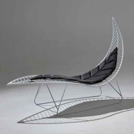 Leaf Chair on Base stand | Lettini giardino | Studio Stirling
