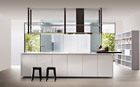 Hi-Line 6 fitted kitchen with an island in white | Cucine parete | Dada