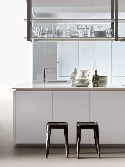 Hi-Line 6 fitted kitchen with an island in white | Cucine parete | Dada
