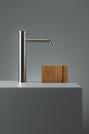 Source | Stainless steel Deck mounted mixer | Robinetterie pour lavabo | Quadrodesign