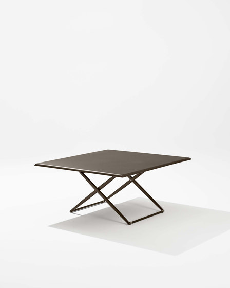 Zebra Up&Down square table by Fast | Dining tables