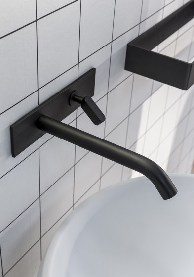 Square washbasin tap in stainless steel, wall-mounted | Robinetterie de bidet | Agape