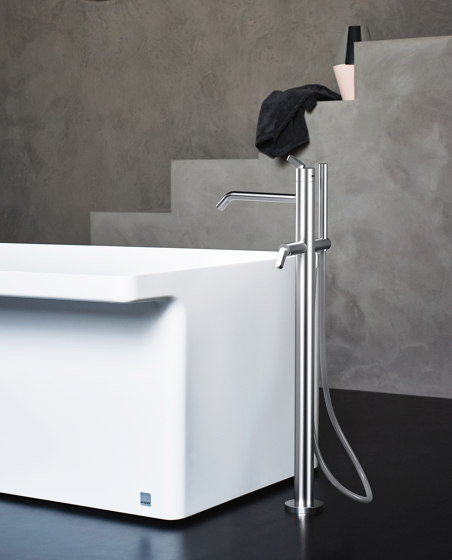 Square floor standing bathtub mixer tap with shower | Grifería para bañeras | Agape
