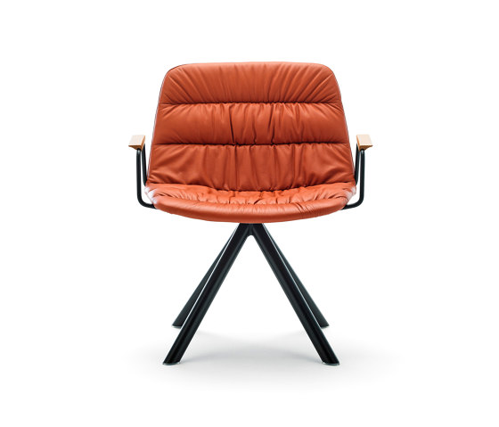 Maarten lounge chair - swivel base & soft upholstery | Armchairs | viccarbe