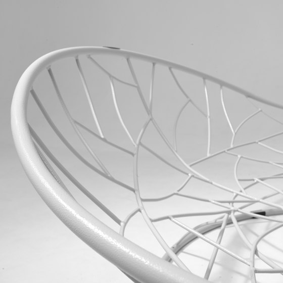 Big Basket Lounger on Base Stand | Lettini giardino | Studio Stirling