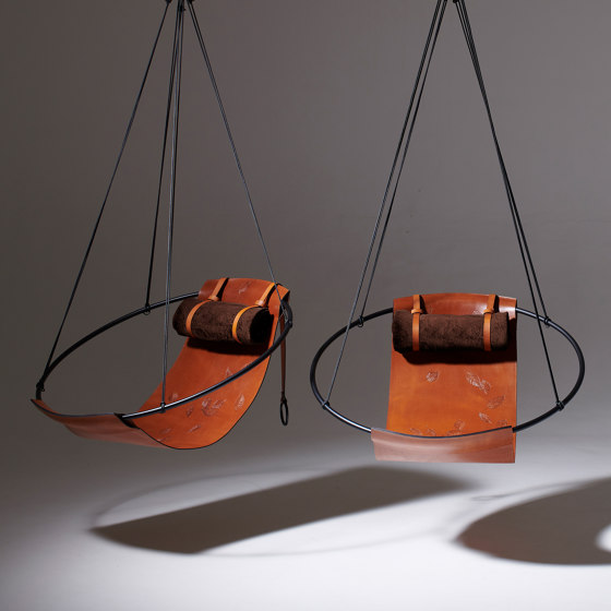 Sling Hanging Chair - Debossed Leather Leaves | Schaukeln | Studio Stirling