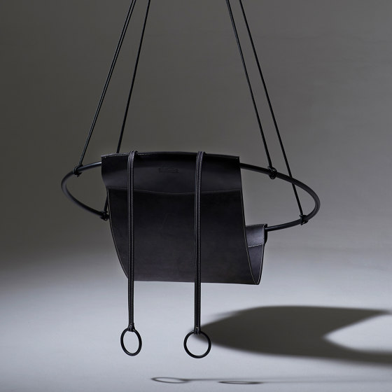 Sling Hanging Chair - Thick Leather Black | Balancelles | Studio Stirling