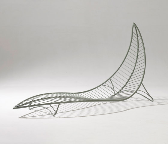 Leaf Chair On Low Base stand | Bains de soleil | Studio Stirling