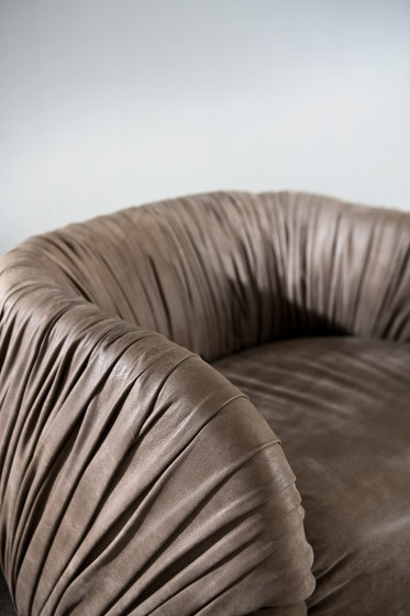 Drapé Lounge | Armchair | Armchairs | Laurameroni
