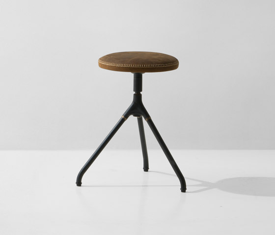 Akron Low Stool With Leather Seat | Taburetes | District Eight