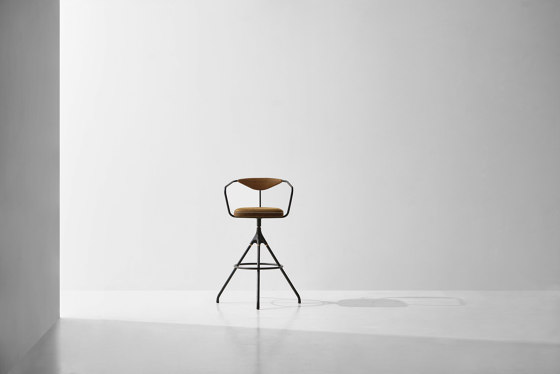 Akron Bar Stool With Backrest & Leather Seat | Tabourets de bar | District Eight