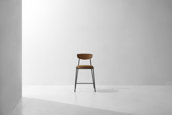 Kink Counter Stool Leather Cushion | Sgabelli bancone | District Eight