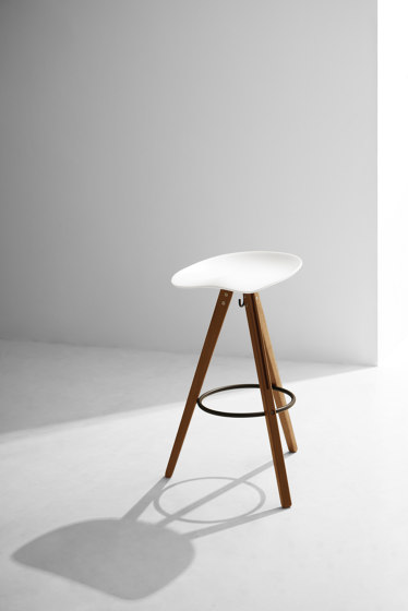 Theo Tractor Bar Stool | Sgabelli bancone | District Eight
