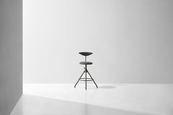 Akron Counter Stool With Backrest | Tabourets de bar | District Eight