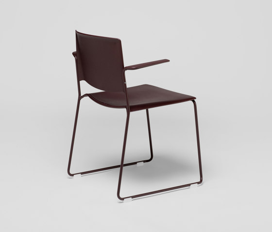 Stuhl Ema mit Kufengestell offener Rückenlehne und Armlehnen | Stühle | ENEA