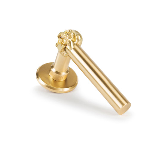 Memento Mori door handle in satin polished brass | Manillas | Vervloet