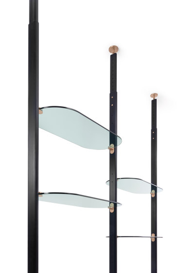 Alba Bookcase  - Ceiling fixing Version with green glass shelves | Estantería | ARFLEX