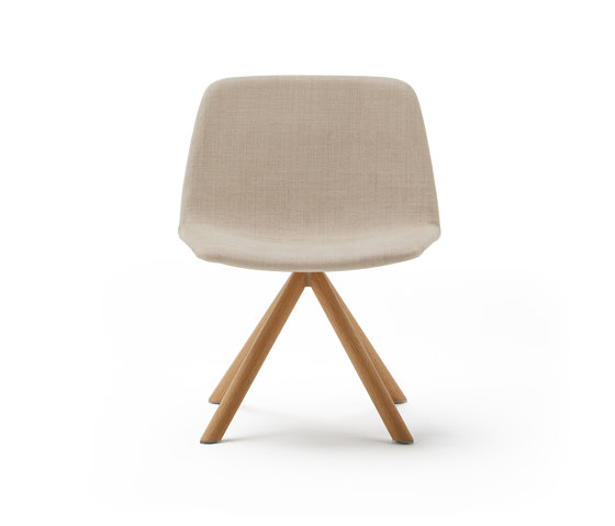 Maarten lounge chair - wooden swivel base & smooth upholstery | Fauteuils | viccarbe