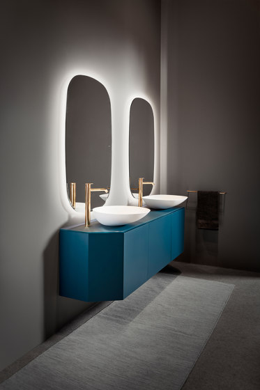 Forma Specchio con smusso ed illuminazione LED. | Specchi da bagno | Inbani
