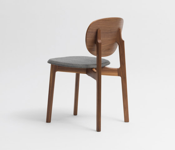 Zenso Fully Upholstered Seat and Wooden Back | Sillas | Zeitraum