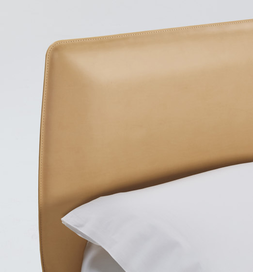 Vella Bed | Lattenroste / Bettgestelle | Design Within Reach