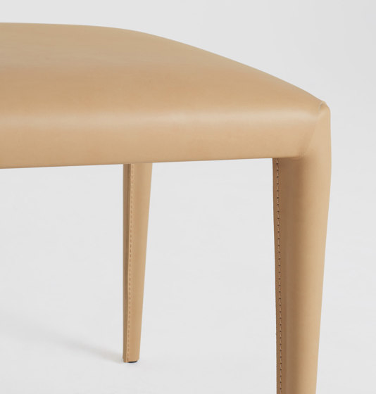 Vella Bench | Sitzbänke | Design Within Reach