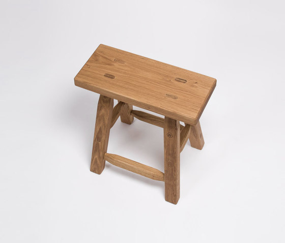 Hans Sgabello del legno di quercia. | Tavolini alti | Anton Doll