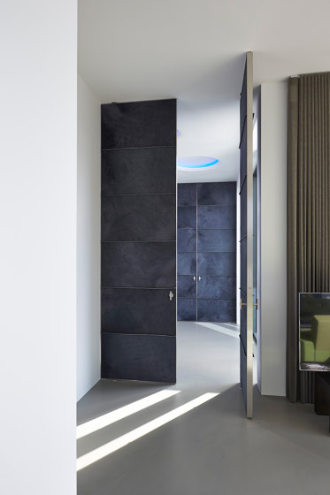 System M | Blue Design Pivot Doors | Türbänder / Scharniere | FritsJurgens