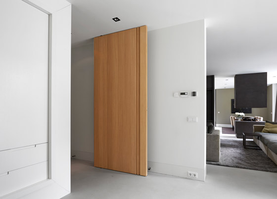 System M | Wooden Pivot Door | Hinges | FritsJurgens