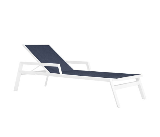 TRIG CHAISE LOUNGE WITH ARMS | Sun loungers | JANUS et Cie