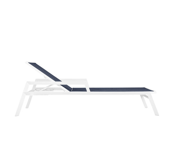 TRIG CHAISE LOUNGE WITH ARMS | Sun loungers | JANUS et Cie
