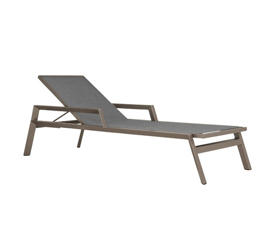 TRIG CHAISE LOUNGE WITH ARMS | Lettini giardino | JANUS et Cie