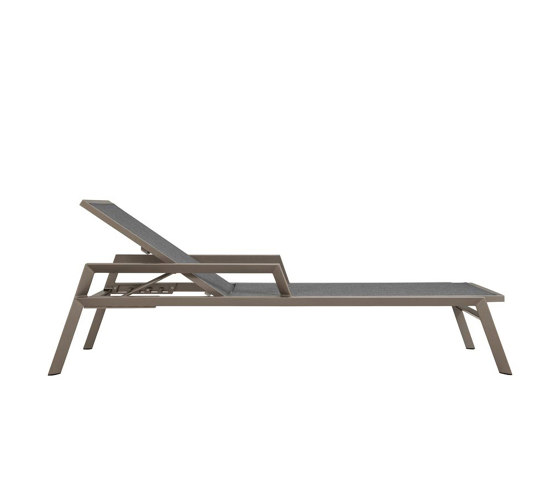 TRIG CHAISE LOUNGE WITH ARMS | Lettini giardino | JANUS et Cie