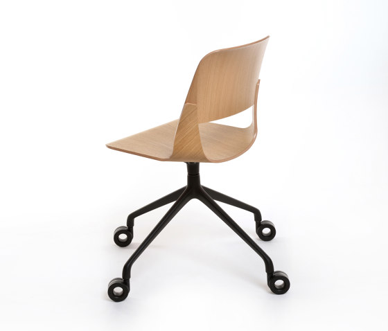 Frigate Chair with swivel base and castors | Sillas | PlyDesign