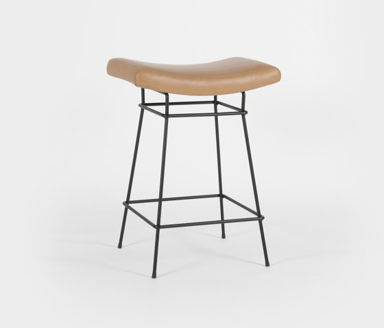 Bienal - Counter/Almond | Counter stools | Objekto