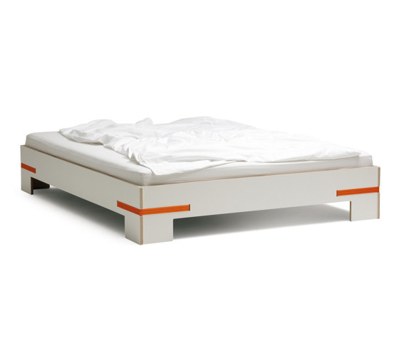 Gurtbett | Bed white, orange straps | Lits | Magazin®