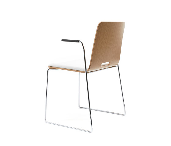 sitting smartKA | Skid chair with integrated armrests | Sillas | lento